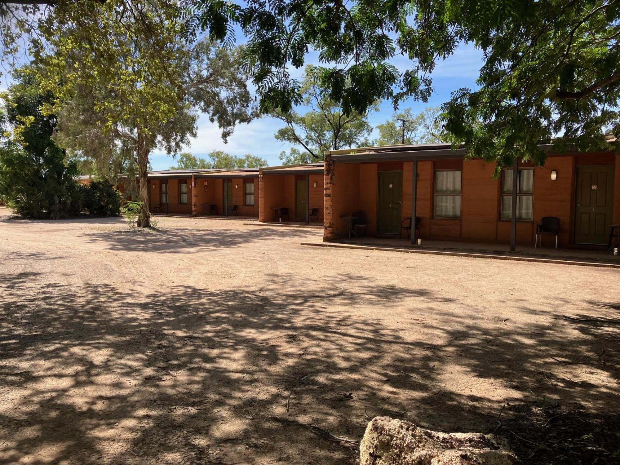 Territory Manor Motel & Caravan Park Mataranka Eksteriør billede